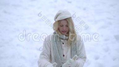 <strong>欢乐</strong>的美丽的年轻女子在冬<strong>季</strong>公园玩得很开心。 主题<strong>圣诞</strong>假期冬新年.. 冬天快乐。